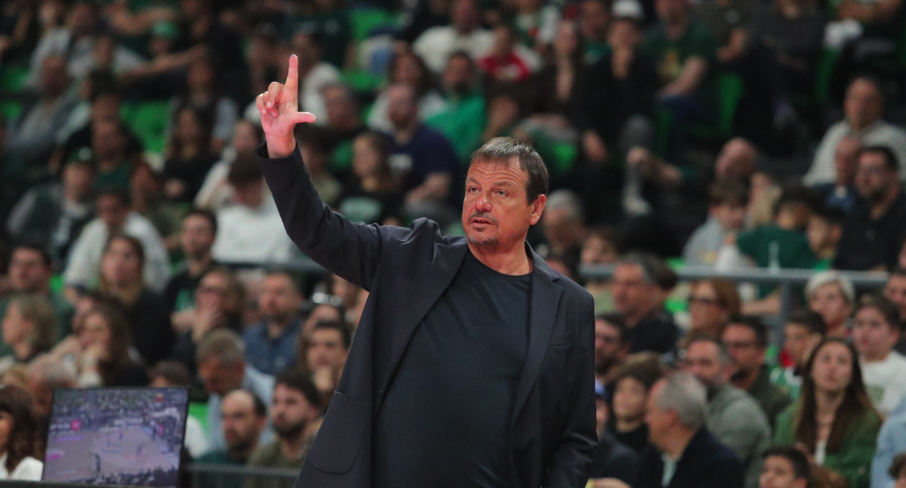 Ο Εργκίν Αταμάν κατά τη διάρκεια της αναμέτρησης ανάμεσα σε Παναθηναϊκό και Μύκονο / Eurokinisi