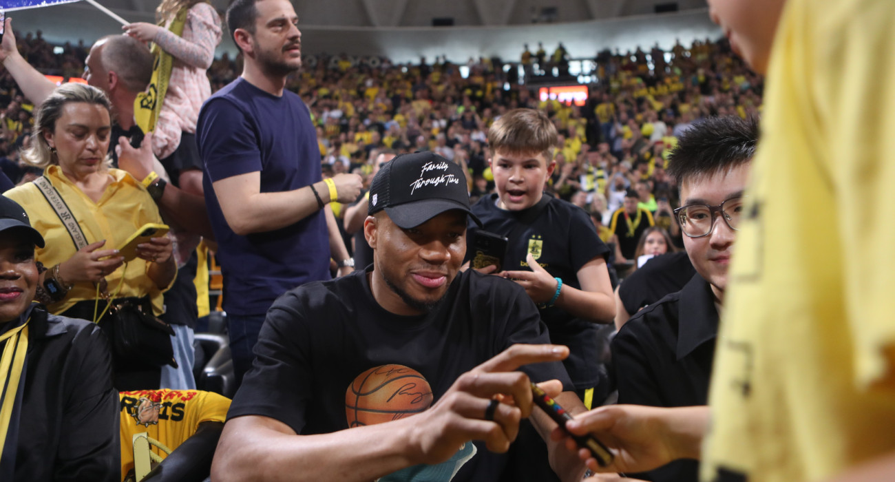 Ο Γιάννης Αντετοκούνμπο με τον Ρίτσαρντ Σιάο στο Αλεξάνδρειο/Πηγή: Eurokinissi