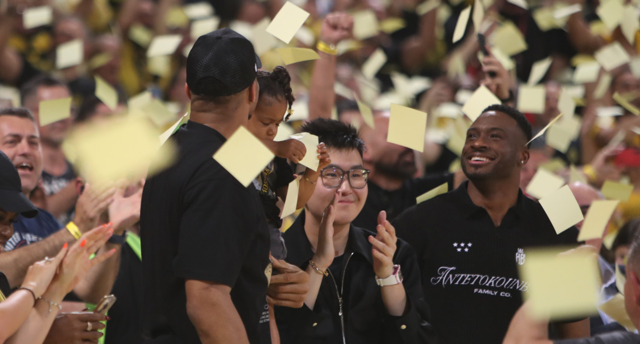 Η αντίδραση των Σιάο και Αντετοκούμπο στα «χαρτάκια» από τους οπαδούς του Άρη / πηγή: eurokinissi