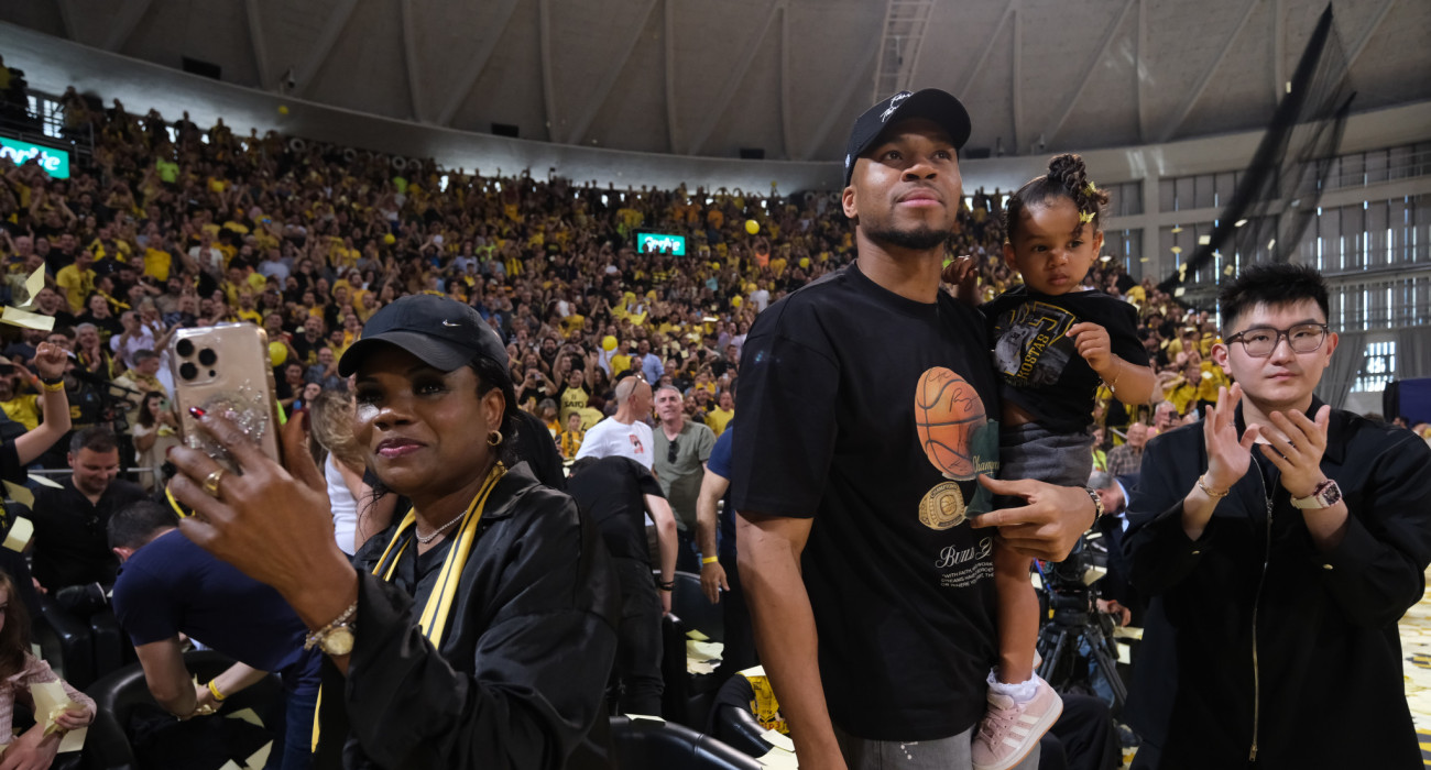 Ο Γιάννης Αντετοκούνμπο με τη μητέρα του Βερόνικα και τον Ρίτσαρντ Σιάο στο Παλέ / Πηγή: Eurokinissi