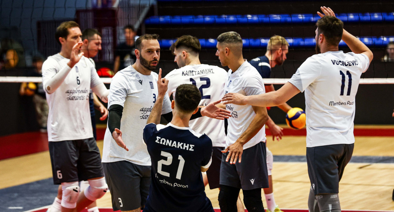 Οι παίκτες του Φλοίσβου πανηγυρίζουν την παραμονή / Πηγή: Eurokinissi