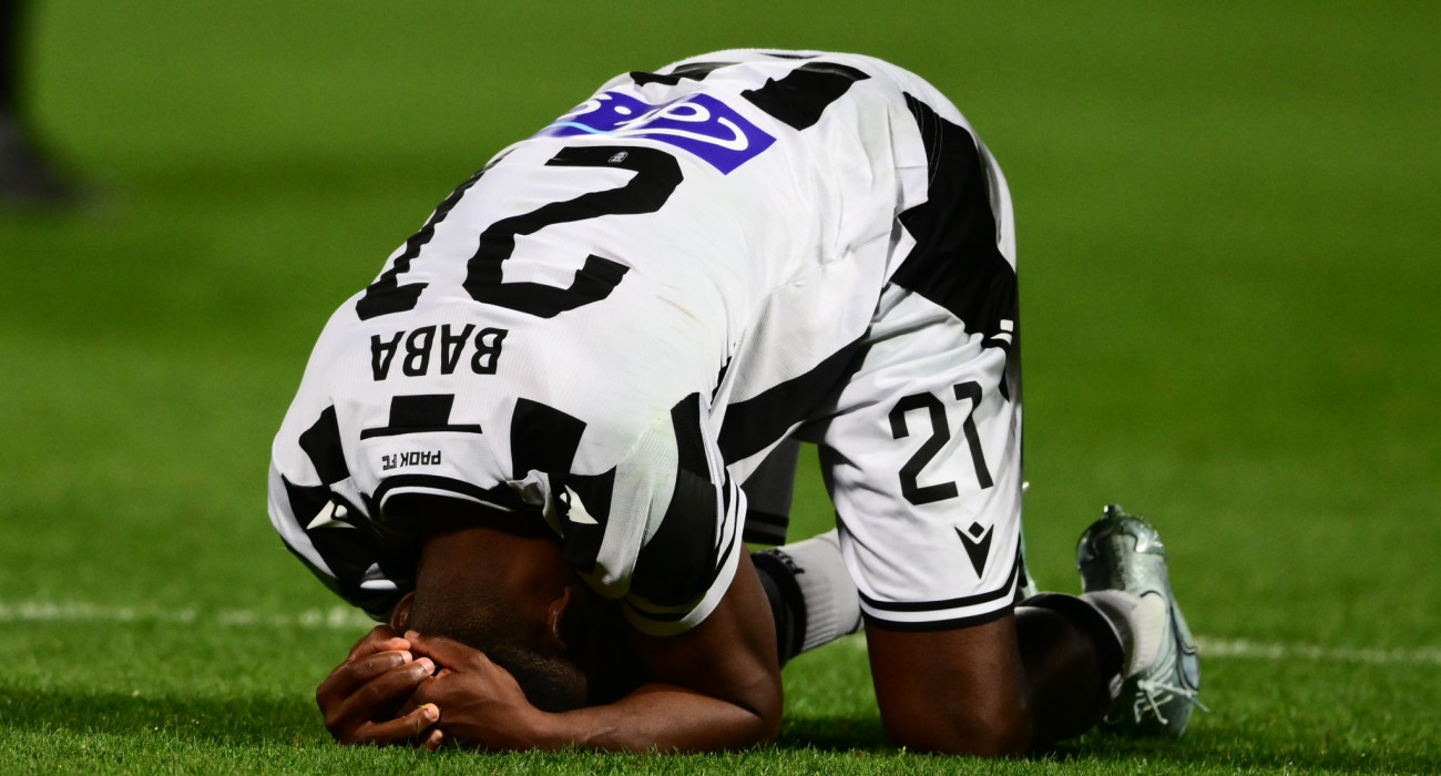 Συντετριμμένος ο Μπάμπα μετά το σφύριγμα της λήξης/Eurokinissi