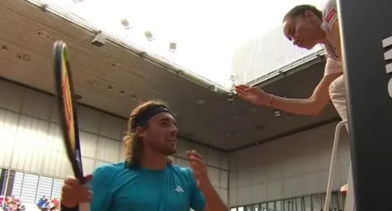 H στιγμή της έντασης του Τσιτσιπά με την διαιτητή / Screenshot