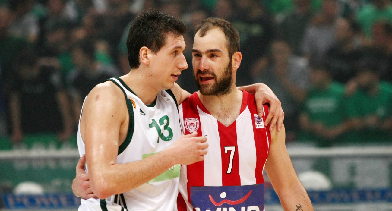 Διαμαντίδης και Σπανούλης αγκαλιά σε αγώνα ανάμεσα σε Παναθηναϊκό κι Ολυμπιακό το 2011 / ΙΝΤΙΜΕ