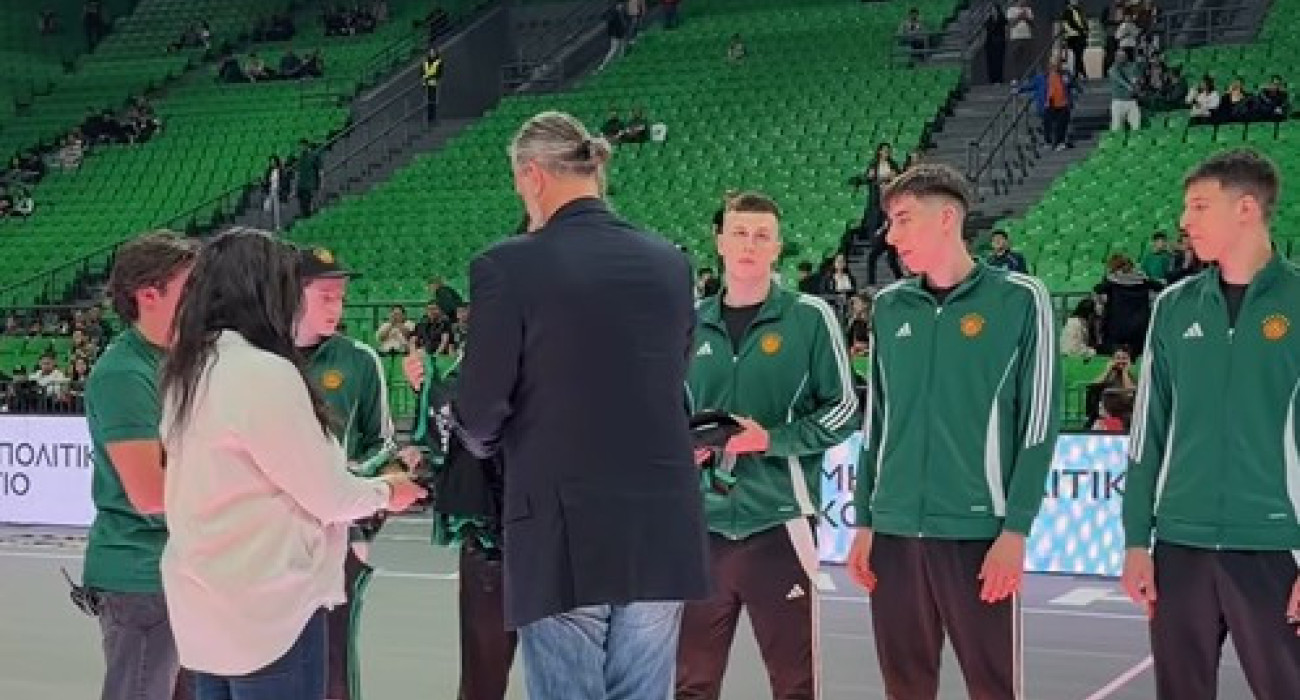 Ο Φραγκίσκος Αλβέρτης βραβεύει τα παιδιά που αποφοίτησαν από τις ακαδημίες του Παναθηναϊκού