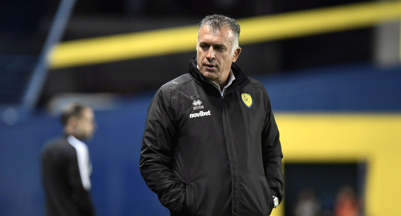 Προβληματισμένος ο Γιάννης Αναστασίου μετά την ήττα (3-2) του Παναιτωλικού από τον Πανσερραϊκό / Πηγή: Intime