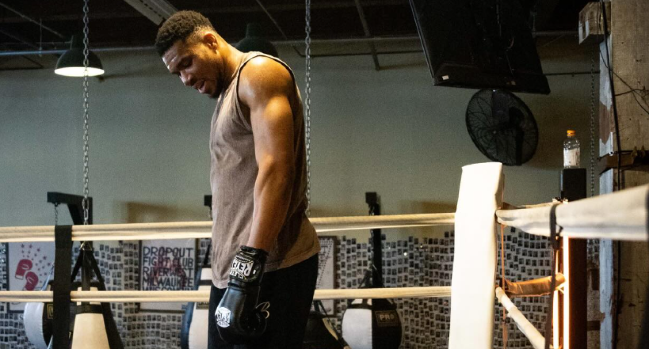 Ο Γιάννης Αντετοκούνμπο μέσα στο ρινγκ