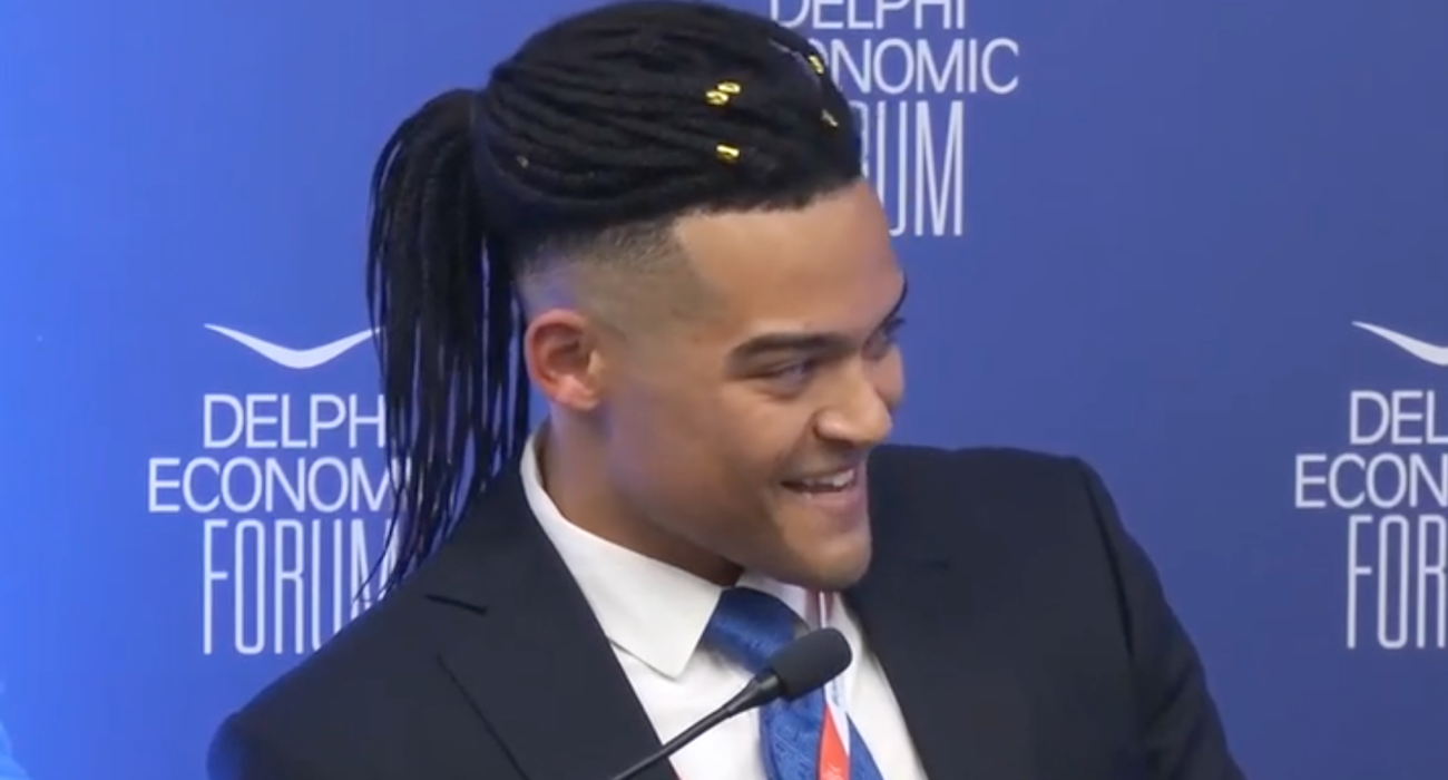 Ο Εμμανουήλ Καραλής στους Δελφούς / Screenshot