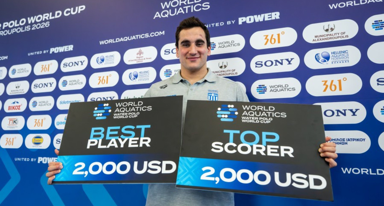 Ο Στέλιος Αργυρόπουλος-Κανακάκης στη βράβευσή του ως καλύτερος παίκτης και κορυφαίος σκόρερ / Πηγή: KOE / Αναστασία Καρεκλά