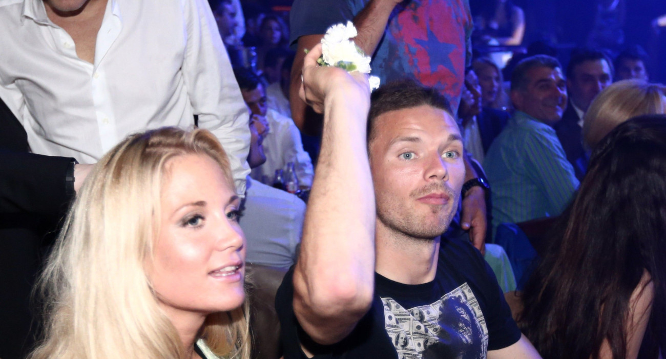 Ο Μάρκους Μπεργκ πετάει λουλούδια στα μπουζούκια / Πηγή: Intime