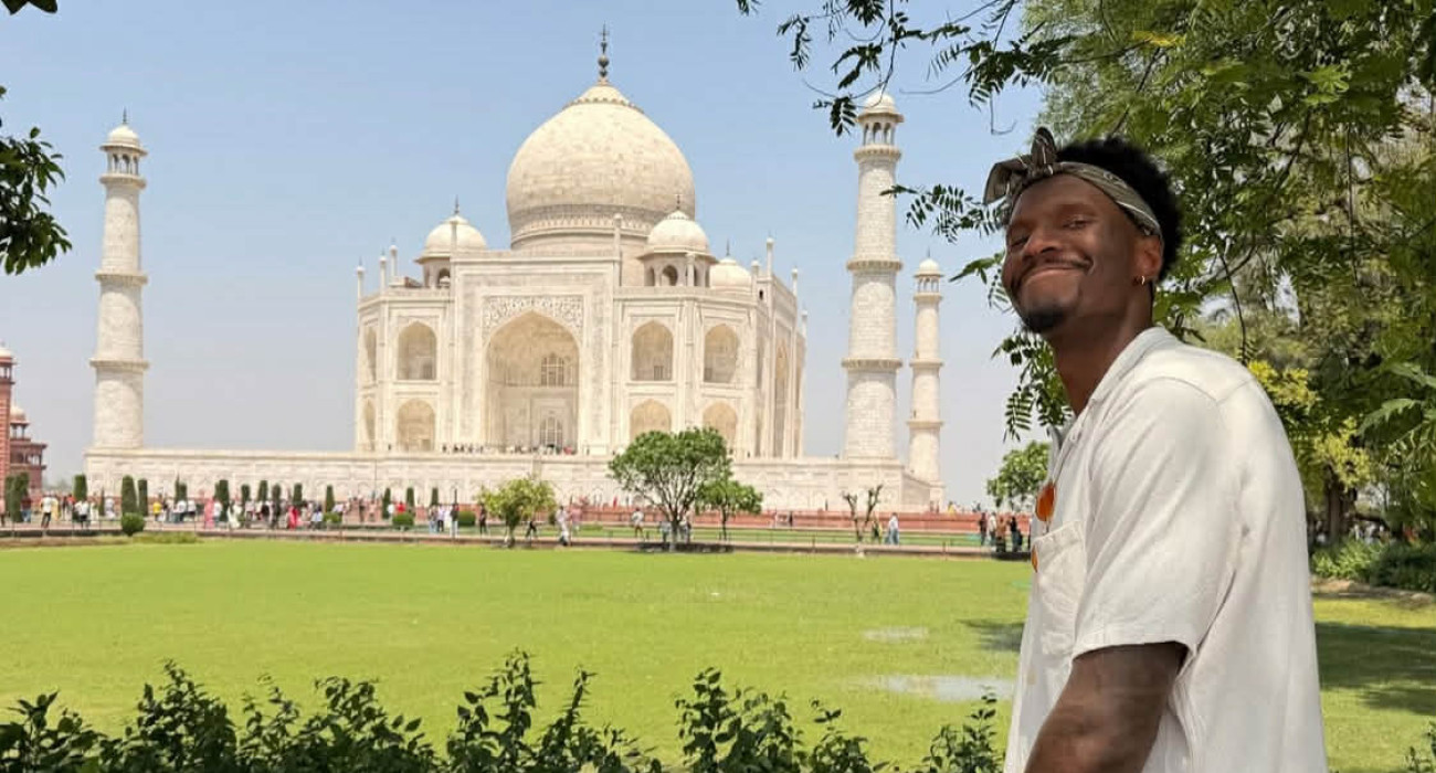 Ο Νάιτζελ Χέιζ-Ντέιβις... καμαρώνει με φόντο το Ταζ Μαχάλ