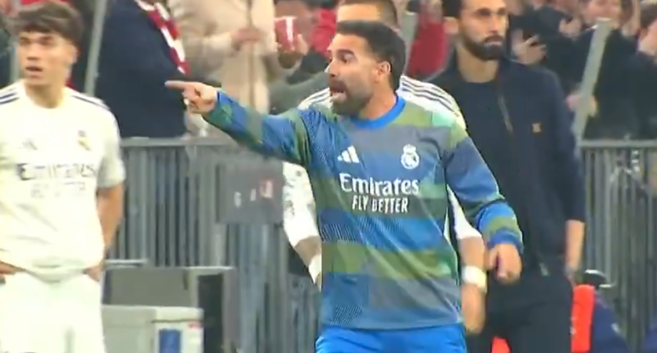 Ο Ντάνι Καρβαχάλ διαμαρτύρεται έντονα προς τον διαιτητή του αγώνα με την Μπάγερν Μονάχου / Screenshot