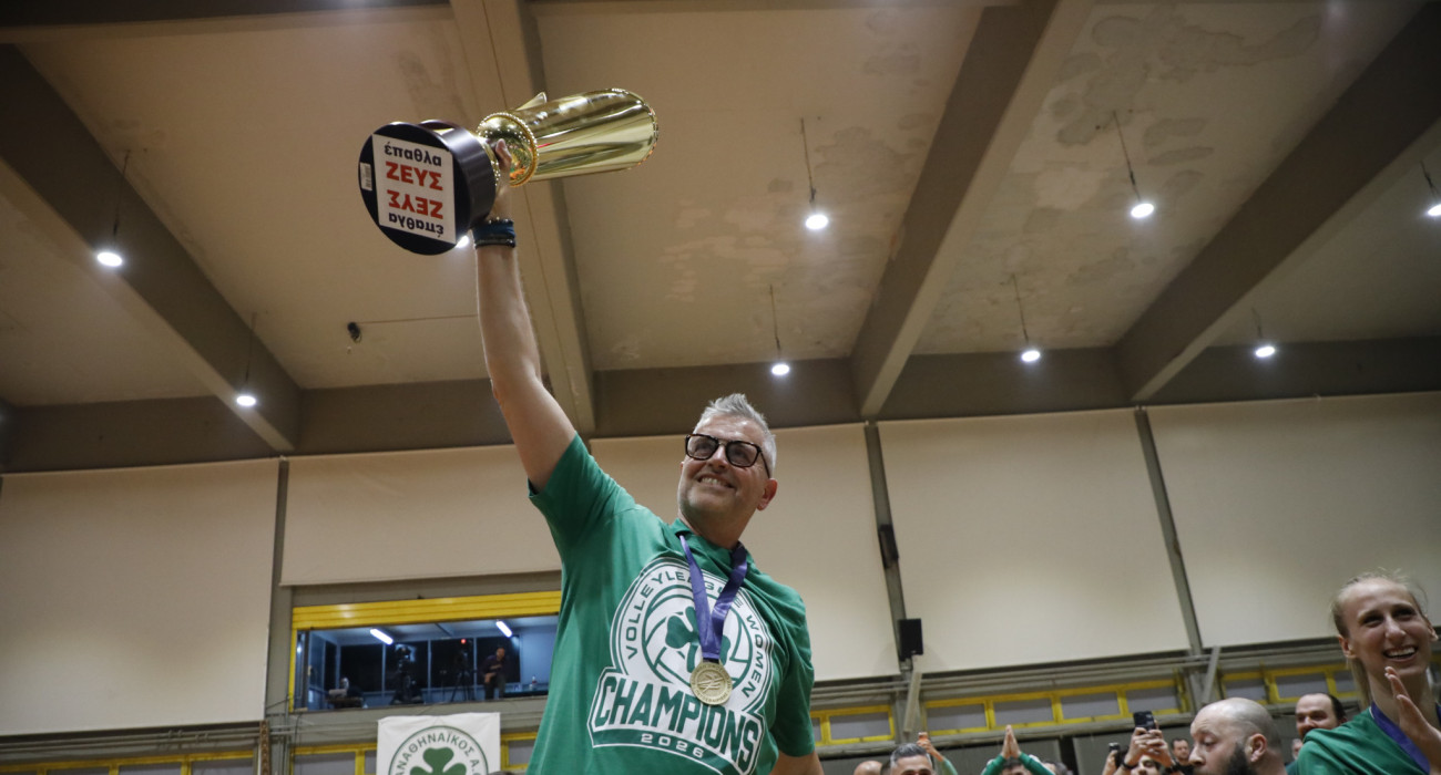 Ο Αλεσάντρο Κιαπίνι με το τρόπαιο του Πρωταθλήματος της Volley League Γυναικών / Πηγή: Intime