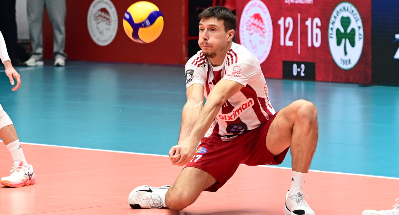 Ο Ανέστης Δαλακούρας βγάζει υποδοχή σε αγώνα του Ολυμπιακού με τον Παναθηναϊκό / Πηγή: Eurokinissi