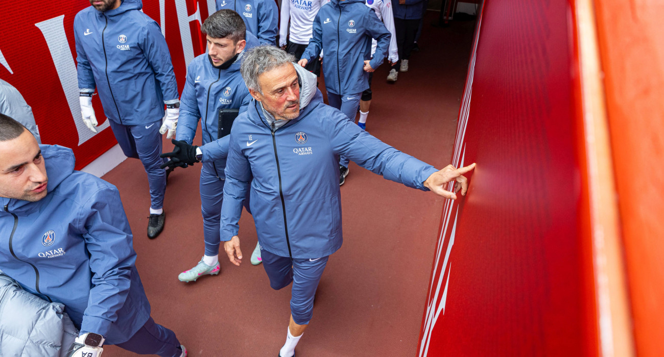 Ο Λουίς Ενρίκε διαβάζει τα ονόματα κατόχων διαρκείας της Λίβερπουλ στο τούνελ του Άνφιλντ / Πηγή: Imago