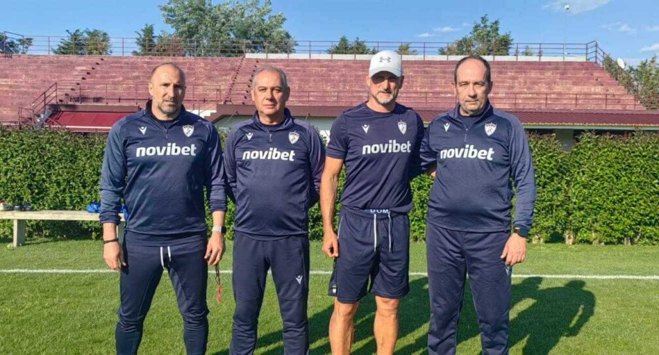 Ο Τζανλούκα Φέστα με τους συνεργάτες του στην ΑΕΛ Novibet / Πηγή: aelfc