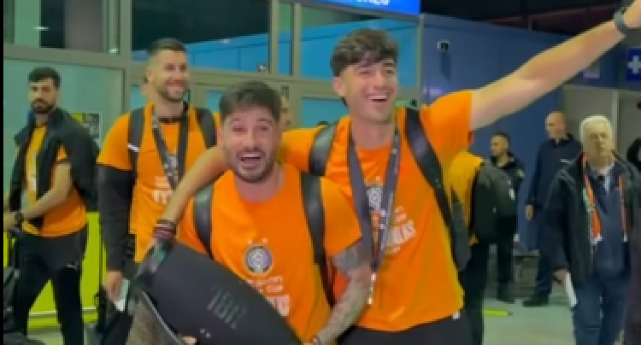 Ο Ταξιάρχης Φούντας σε ρόλο dj στο αεροδρόμιο / Screenshot