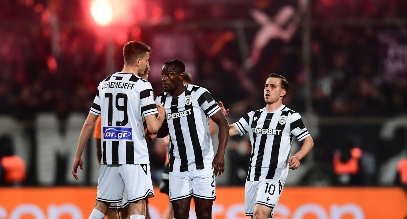 Ο Αλεξάντερ Γερεμέγεφ δέχεται τα συγχαρητήρια των συμπαικτών του για το γκολ που σημείωσε στον τελικό Κυπέλλου Ελλάδας Betsson / Πηγή: Eurokinissi