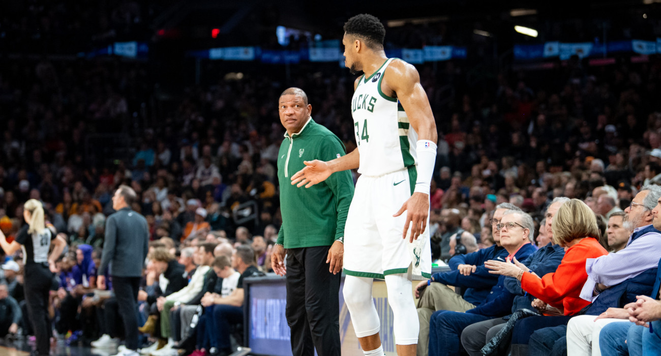 Ο Ντοκ Ρίβερς σε ένα τετ α τετ με τον Γιάννη Αντετοκούνμπο πάνω στο παρκέ / Πηγή: Kelsey Grant / Getty Images