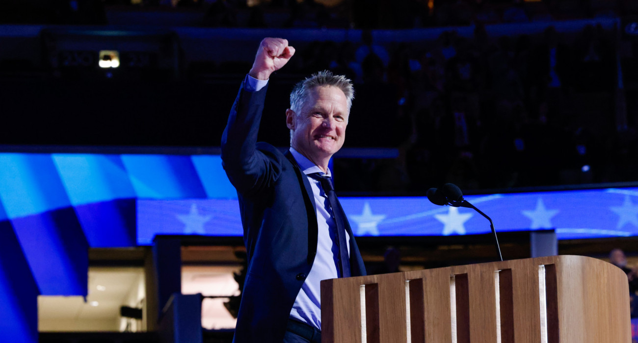 Ο Στιβ Κερ κατά τη διάρκεια της παρουσίας του στο τελευταίο συνέδριο των Δημοκρατικών στο Σικάγο / Πηγή: Yalonda M. James/San Francisco Chronicle via Getty Images