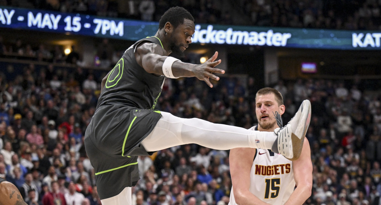 Ο Τζούλιους Ραντλ προσπαθεί με χέρια και με πόδια να σταματ΄ήσει τον Νίκολα Γιόκιτς / Πηγή: Dustin Bradford / Getty Images