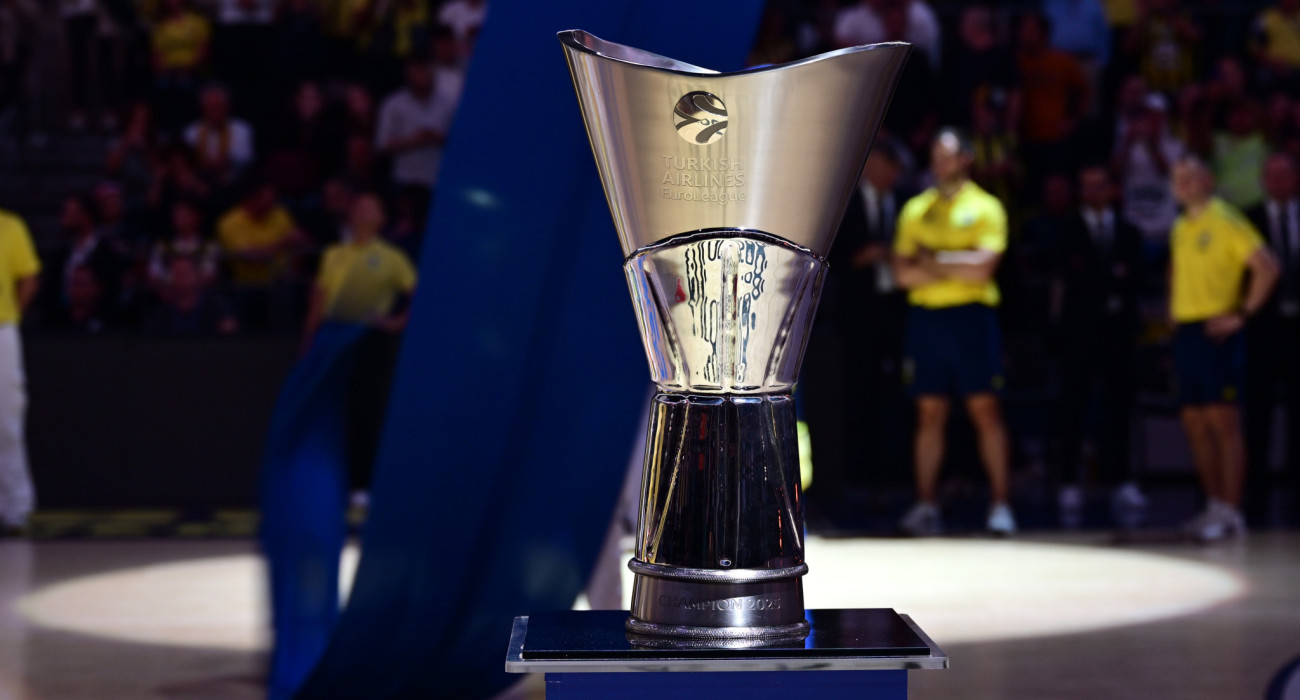 Το τρόπαιο της EuroLeague/Photo by Serhat Cagdas/Anadolu via Getty Images