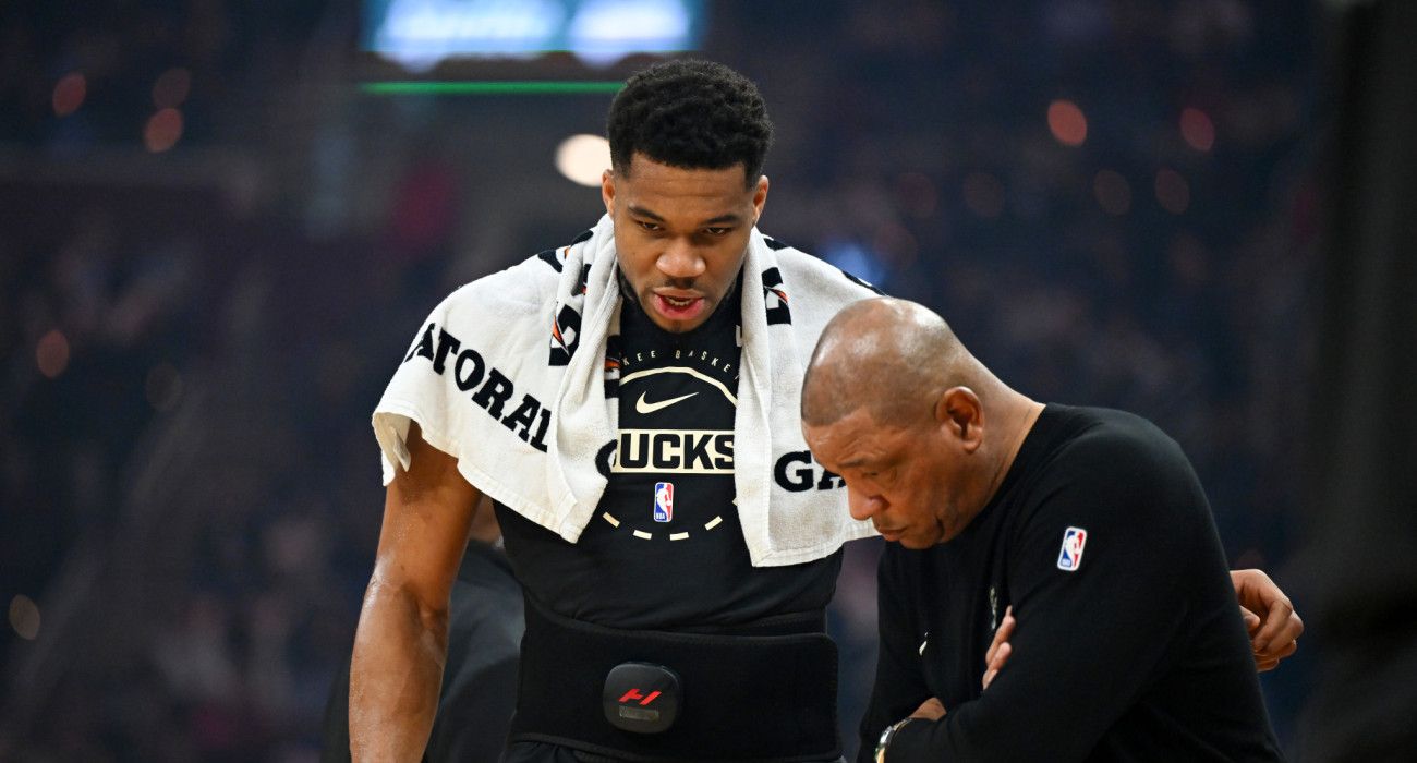 Ο Γιάννης Αντετοκούνμπο με τον Ντοκ Ρίβερς/Photo by Nick Cammett/Getty Images