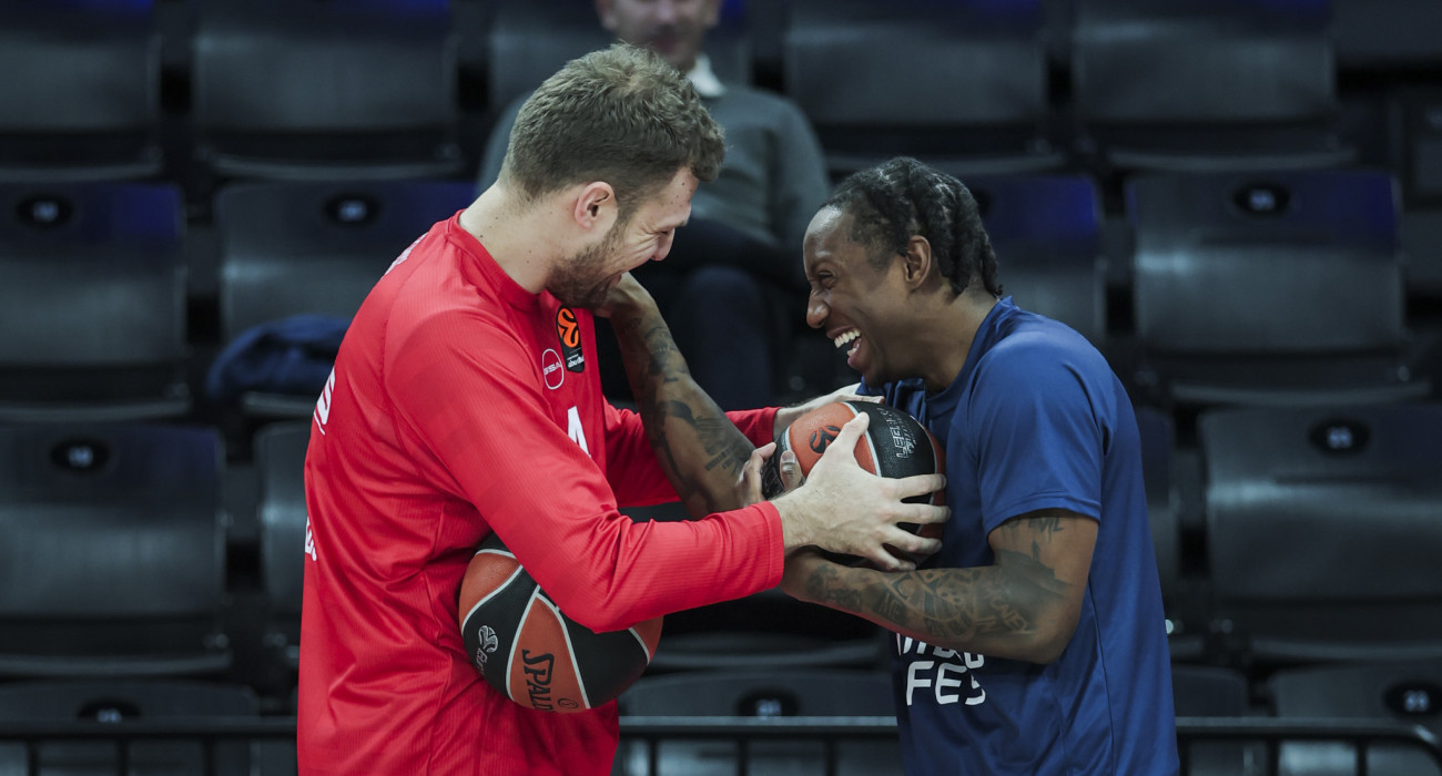 Οι πολύ καλοί φίλοι Σέιμπεν Λι και Σάσα Βεζένκοφ τα λένε πριν την αναμέτρηση ανάμεσα σε Ολυμπιακό κι Αναντολού Εφές / Photo by Tolga Adanali/Euroleague Basketball via Getty Images