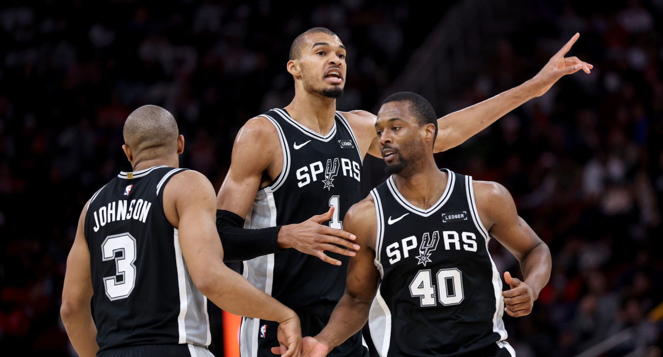 Ο Γουεμπανιαμά, ο Κέλντον Τζόνσον και ο Χάρισον Μπακς που... χάλασε το ρεκόρ των Σπερς / Πηγή: Tim Warner / Getty Images