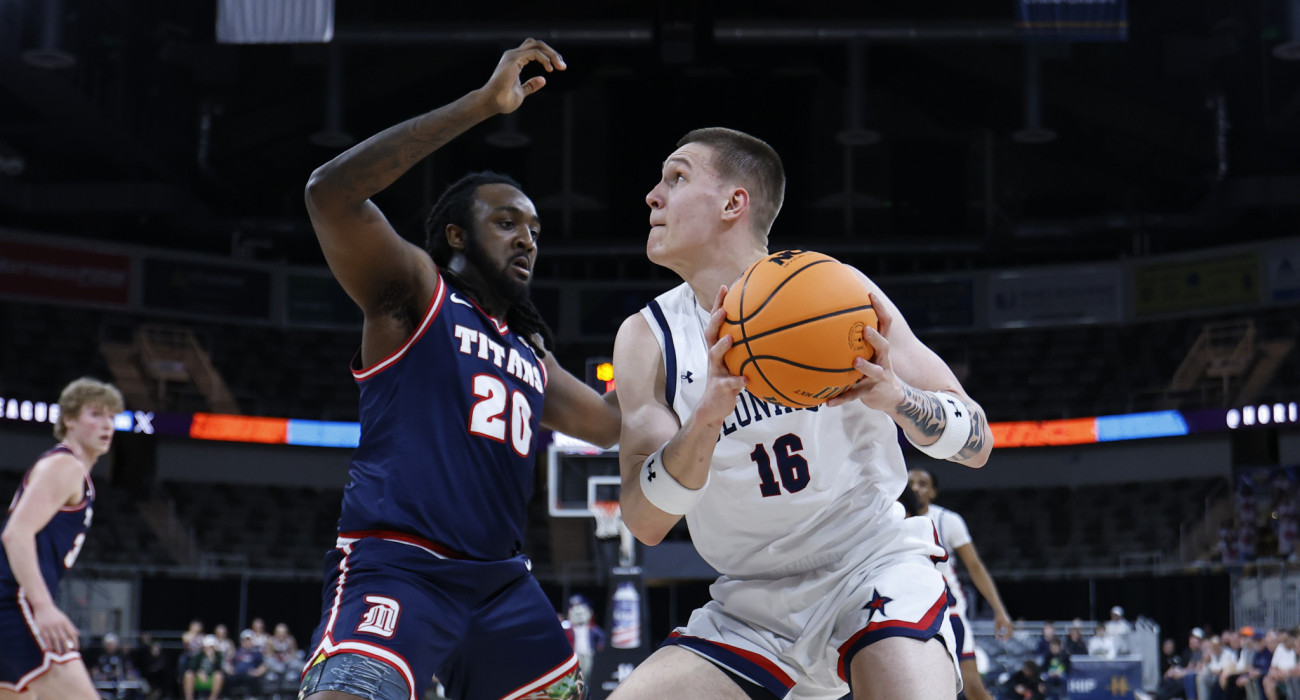 Ο Νίκος Χιτικούδης με τη φανέλα του Ρόμπερτ Μόρις / Πηγή:  Jeffrey Brown/Icon Sportswire via Getty Images