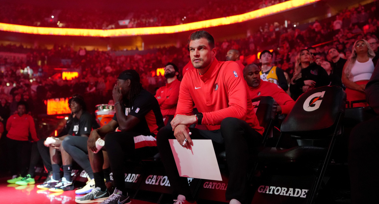 O «μάστερ» στο να... σπάει έδρες, Τιάγκο Σπλίτερ, κρατάει το πινακάκι πάνω στο οποίο δίνει οδηγίες στους παίκτες των Μπλέιζερς / Photo by Soobum Im/Getty Images