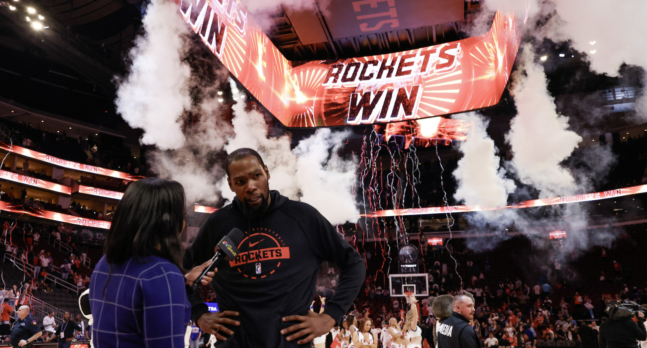 Ο Κέβιν Ντουράντ κάνει δηλώσεις στην κάμερα του NBC Sports που κατέχει το πλήρες πακέτο δικαιωμάτων αγώνων του NBA / Πηγή: Jack Gorman / Getty Images