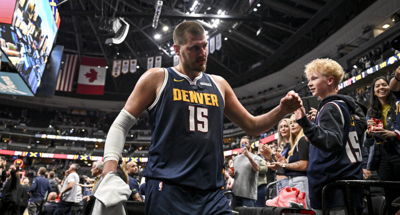 Ο Νίκολα Γιόκιτς αποχωρεί πανηγυρίζοντας μία ακόμα νίκη των Νάγκετς / Πηγή: AAron Ontiveroz / The Denver Post