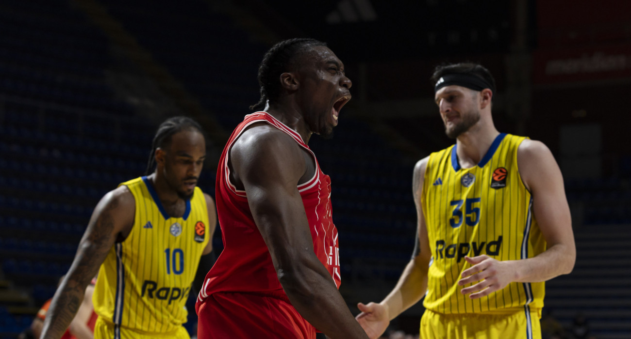 Ο Οντιασέ της Χάποελ πανηγυρίζει με... φόντο δύο παίκτες της Μακάμπι / Πηγή: Srdjan Stevanovic / Euroleague Basketball via Getty Images