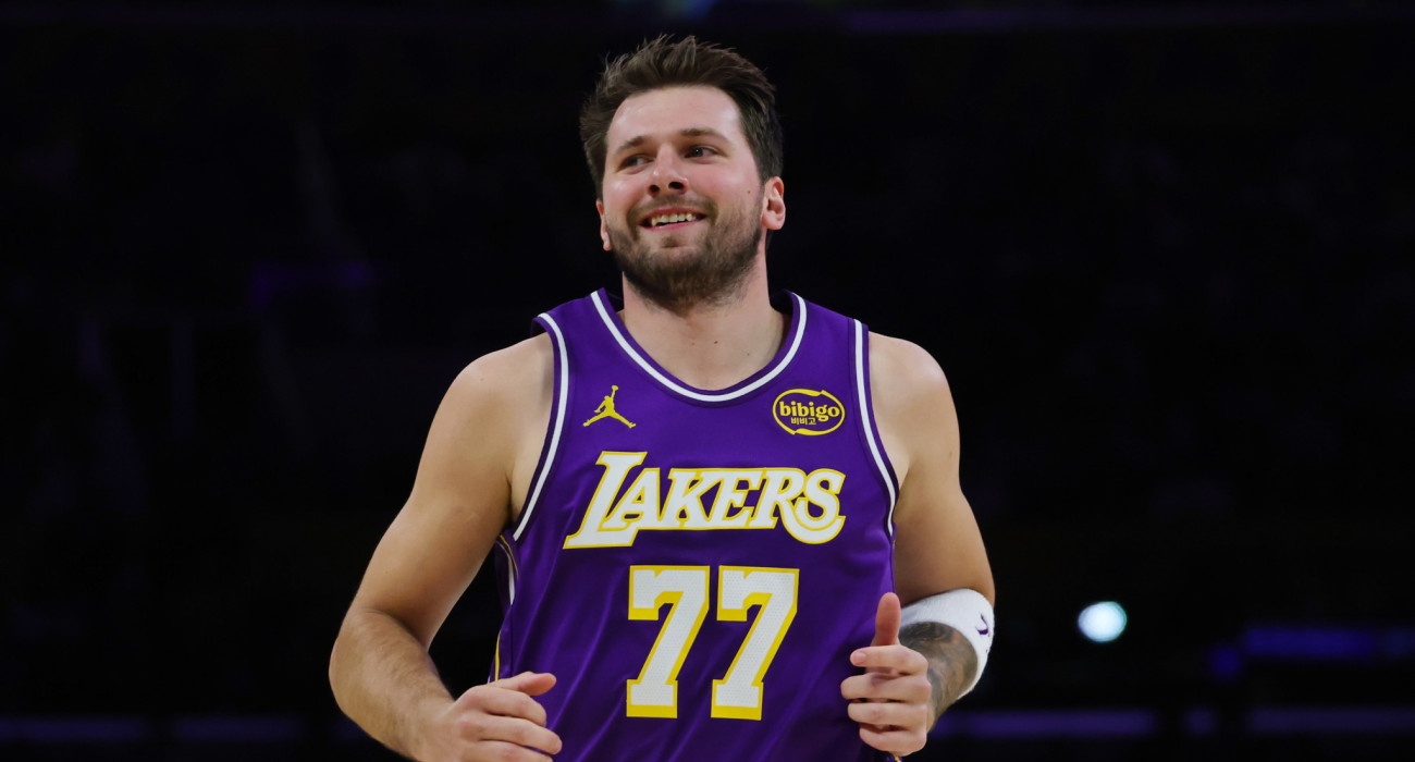 Ο Λούκα Ντόντσιτς έχει πάνω από έναν λόγους για να γελά / Πηγή: Kevin Terrell/Getty Images