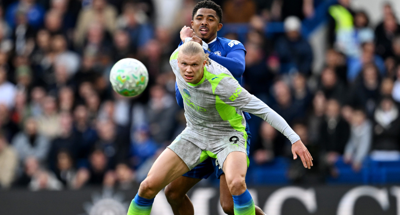 O Έρλινγκ Χάαλαντ της Μάντσεστερ Σίτι σε μία μονομαχία με τον Γουέσλι Φοφανά της Τσέλσι / Πηγή: Darren Walsh / Chelsea FC via Getty Images