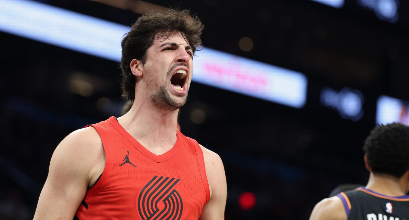 Ο φοβερός και τρομερός ηγέτης των Μπλέιζερς, Ντένι Αβντίγια, πανηγυρίζει την σούπερ εμφάνισή του και την πρόκριση στα playoffs του ΝΒΑ / Photo by Christian Petersen/Getty Images