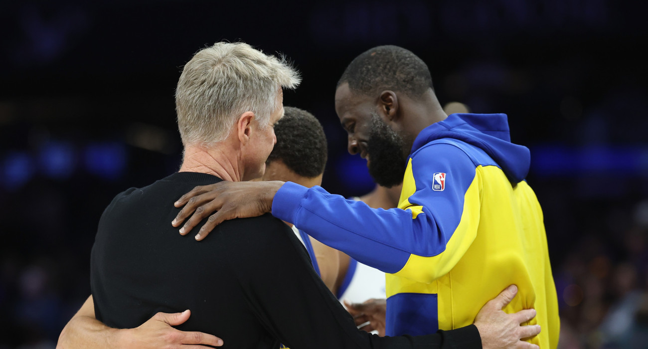 Η αγκαλιά του Στιβ Κερ με τον Στεφ Κάρι και τον Ντρέιμοντ Γκριν/