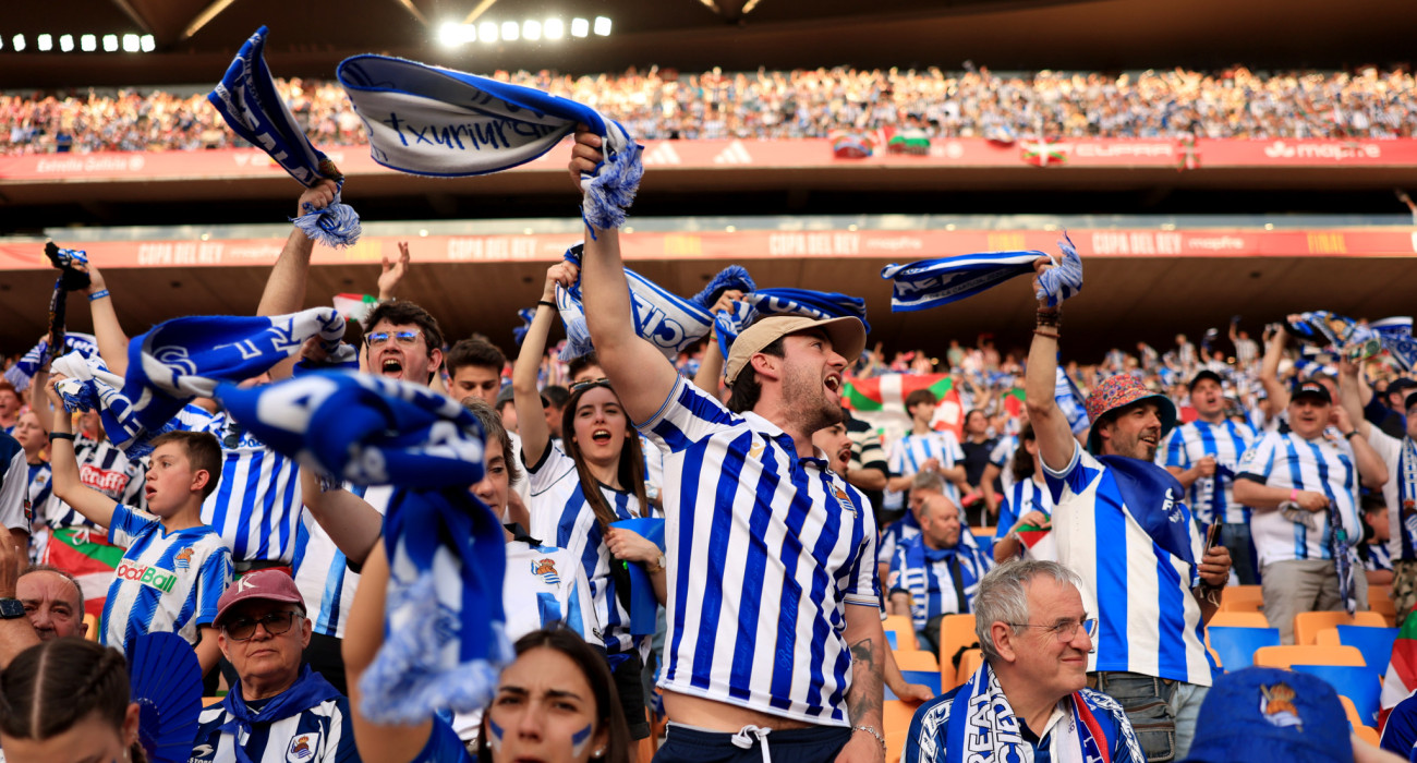 Οι οπαδοί της Ρεάλ Σοσιεδάδ στον... έβδομο ουρανό / Πηγή: Fran Santiago / Getty Images