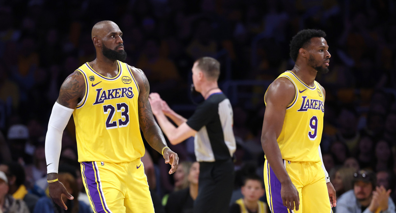 Ο ΛεΜπρόν και ο Μπρόνι Τζέιμς στο ματς των Λέικερς με τους Ρόκετς/Photo by Sean M. Haffey/Getty Images