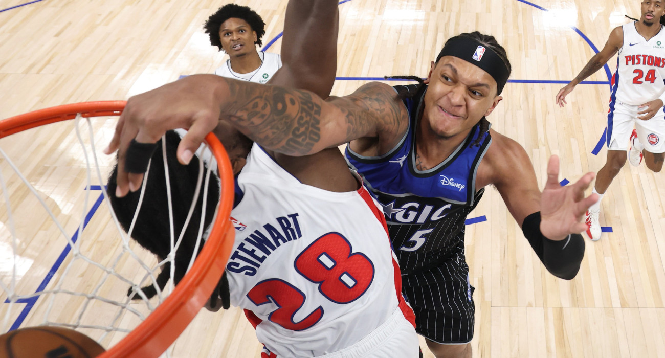 Ο Μπανκέρο καρφώνει τον πάνω από τον Στιούαρντ / Πηγή: Gregory Shamus / Getty Images