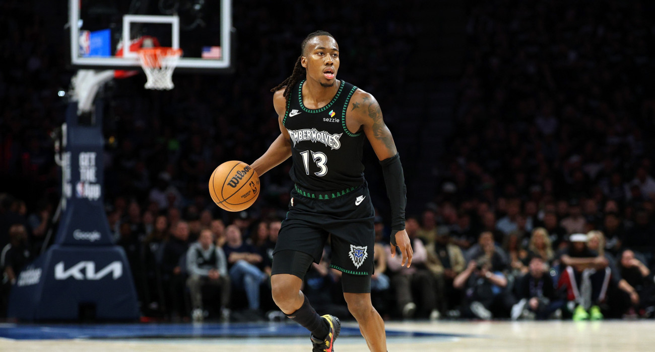 Ο Άγιο Ντοσούνμου στο ματς των Τίμπεργουλβς με τους Νάγκετς/Photo by David Berding/Getty Images