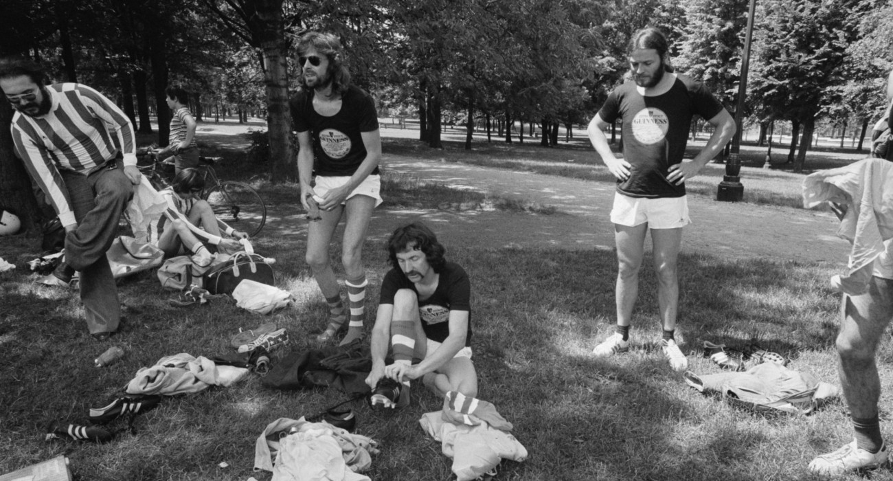 Οι θρυλικοί Pink Floyd αφήνουν για λίγο τη μουσική και παίζουν ποδόσφαιρο την δεκαετία του 1970 / Πηγή: Photo by nik wheeler/Sygma via Getty Images
