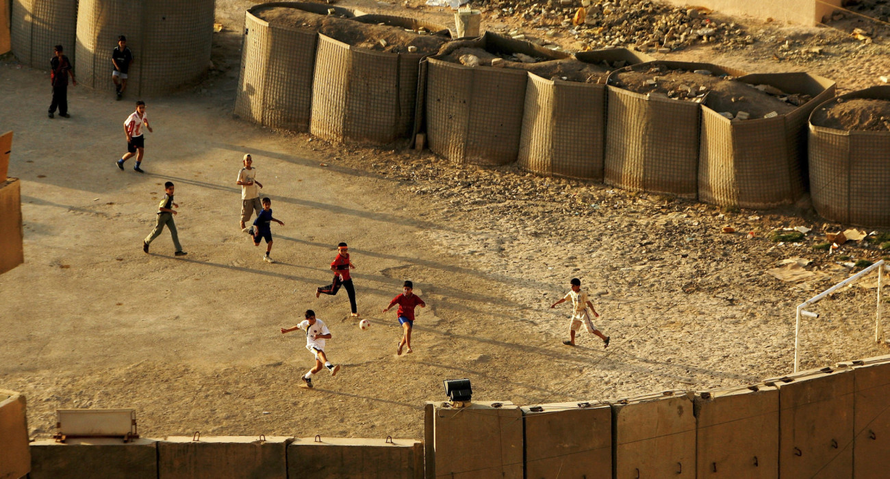 Το ποδόσφαιρο παίζεται με τον ίδιο τρόπο και εν μέσω πολέμου, αλλά οι επενδύσεις στα σπορ αλλάζουν / Πηγή: Daniel Berehulak / Getty Images