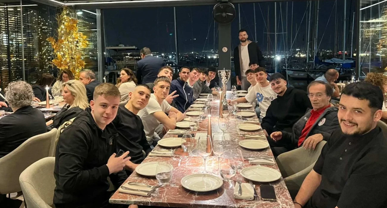 Ο Άλεκ Πίτερς έκανε το τραπέζι στους πρωταθλητές Εφήβους του Ολυμπιακού