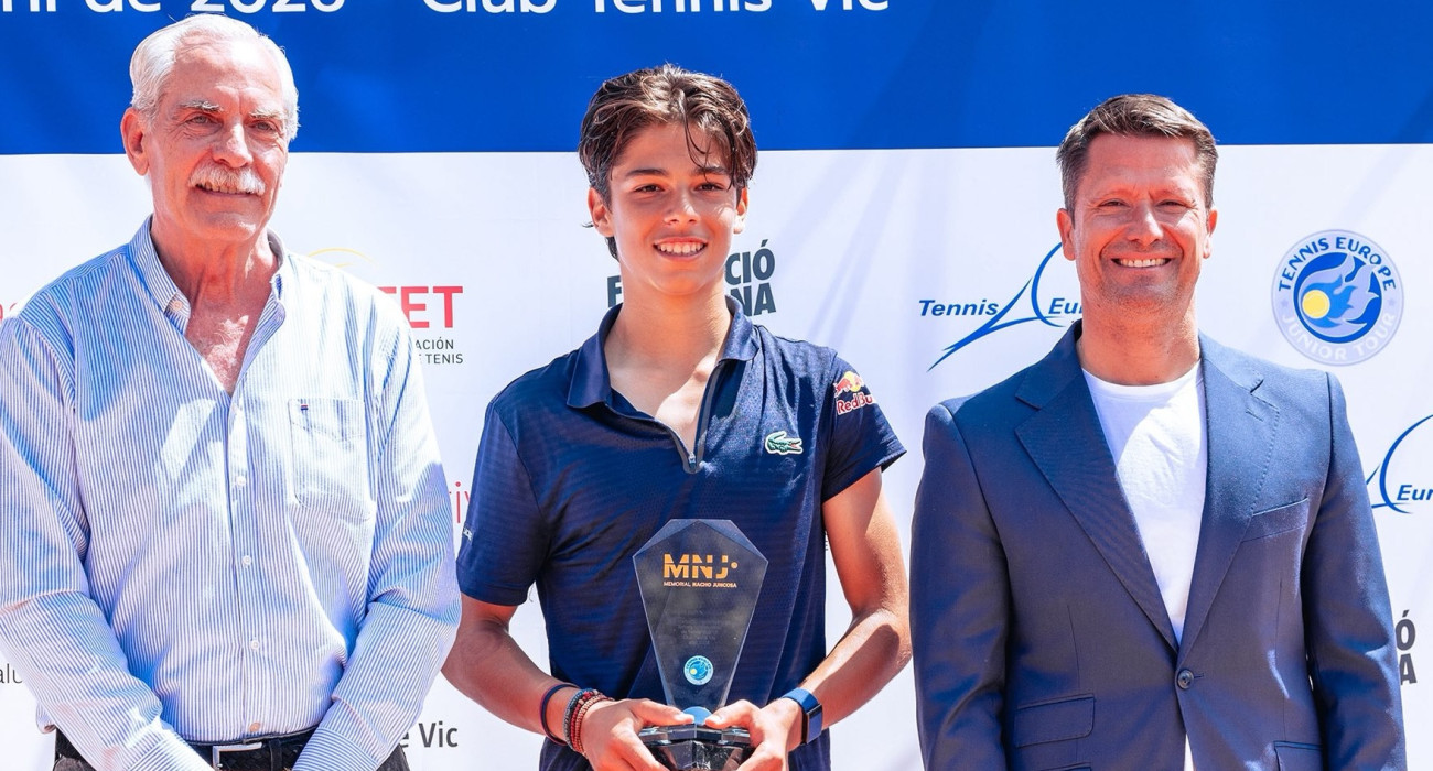 Ο Ραφαήλ Παγώνης με το τρόπαιο της Βαρκελώνης στα χέρια / Πηγή: Federació Catalana de Tennis