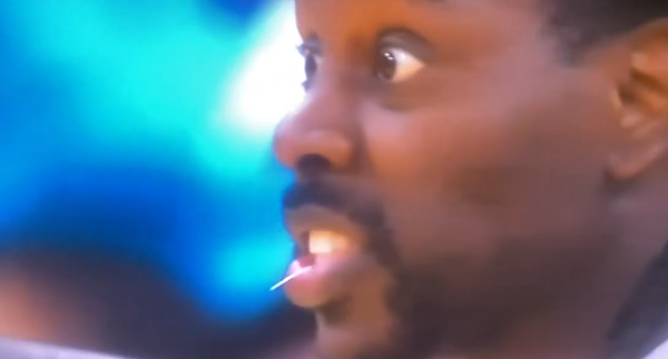 Ο Τζρου Χόλιντεϊ με άνεση και οδοντογλυφίδα στο στόμα