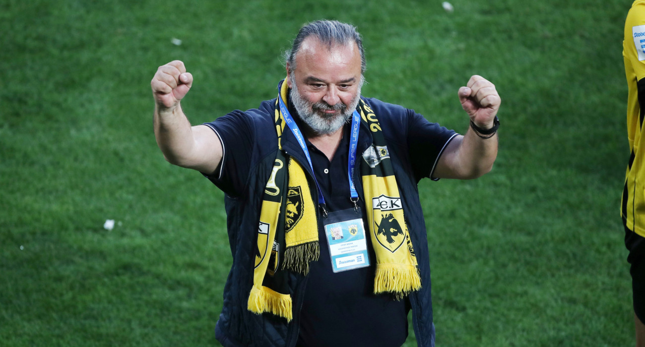 Ο Μάριος Ηλιόπουλος με υψωμένες τις γροθιές / Πηγή: Intime