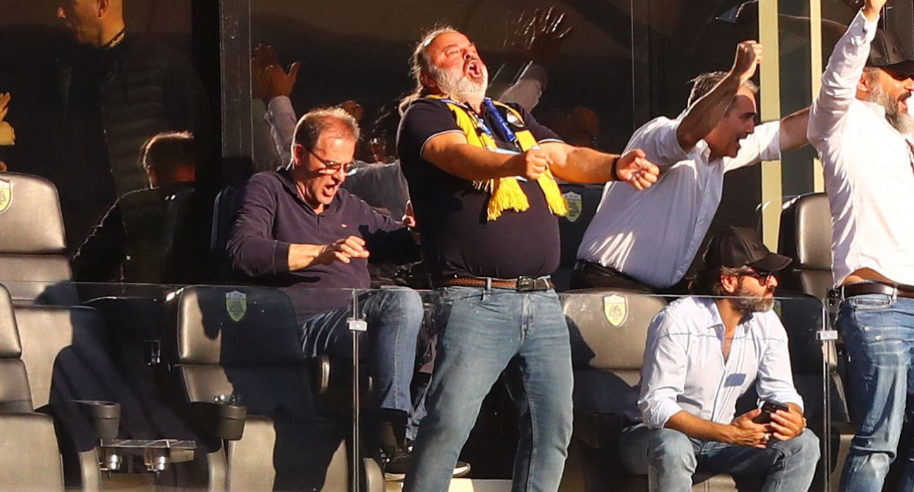 Ο Μάριος Ηλιόπουλος πανηγυρίζει έξαλλα το 1-0 της ΑΕΚ απέναντι στον ΠΑΟΚ / Πηγή: Intime