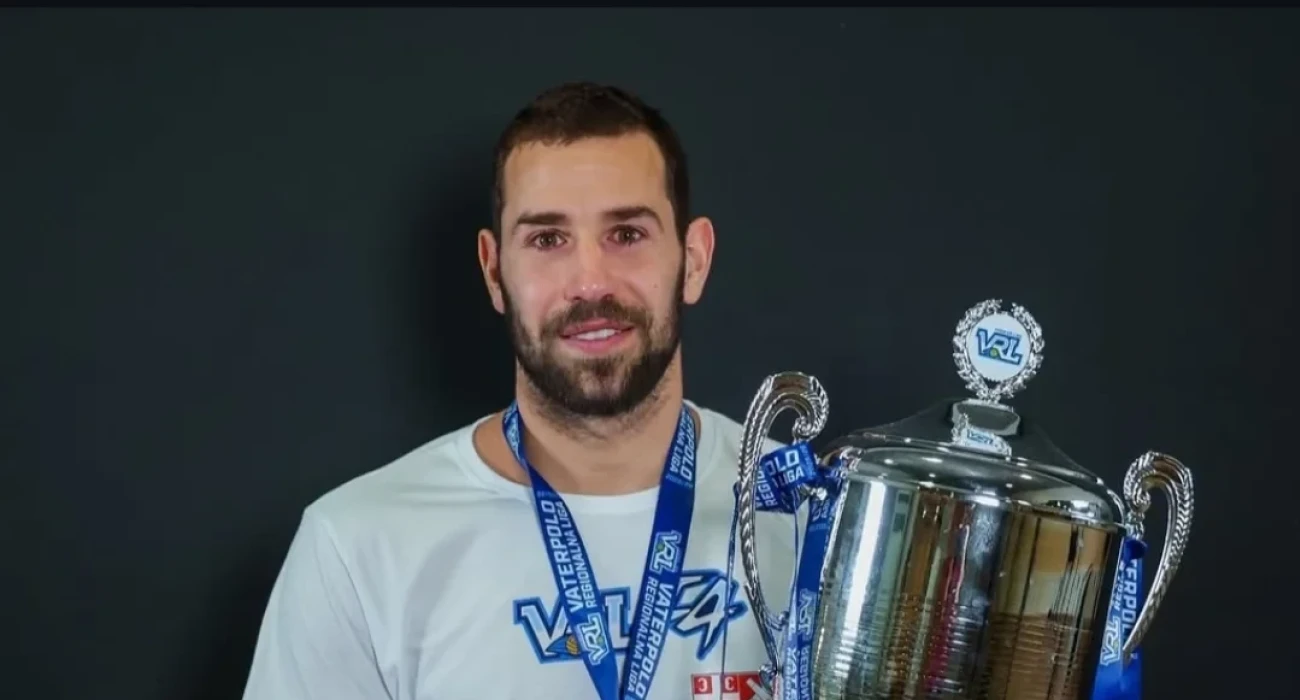 Ο Άγγελος Βλαχόπουλος με το τρόπαιο της Premier VRL League / Πηγή: @aggelosvlachopoulos